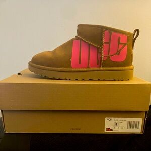 UGGS Women’s Classic Ultra Mini with Logo